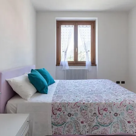 Modern With Balcony-garage-and Pool Appartement Bellano