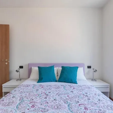 Modern With Balcony-garage-and Pool Appartement